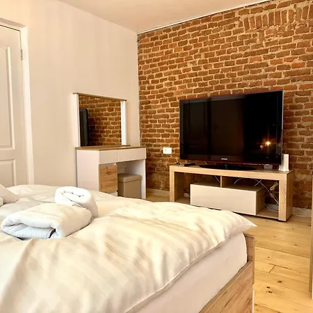 4friendscentrubrasov דירה *